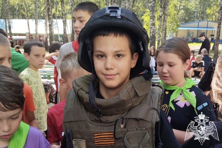 Сотрудники СОБР «Пламя» присоединились к акции «Каникулы с Росгвардией», посетив воспитанников летнего лагеря