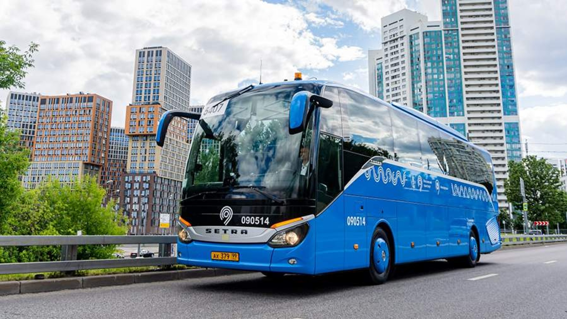 Маршрутка на остановке. Автобусная остановка. Ребенок перед автобусом. Экскурсионный автобус с пассажирами. Автобус отправляется.