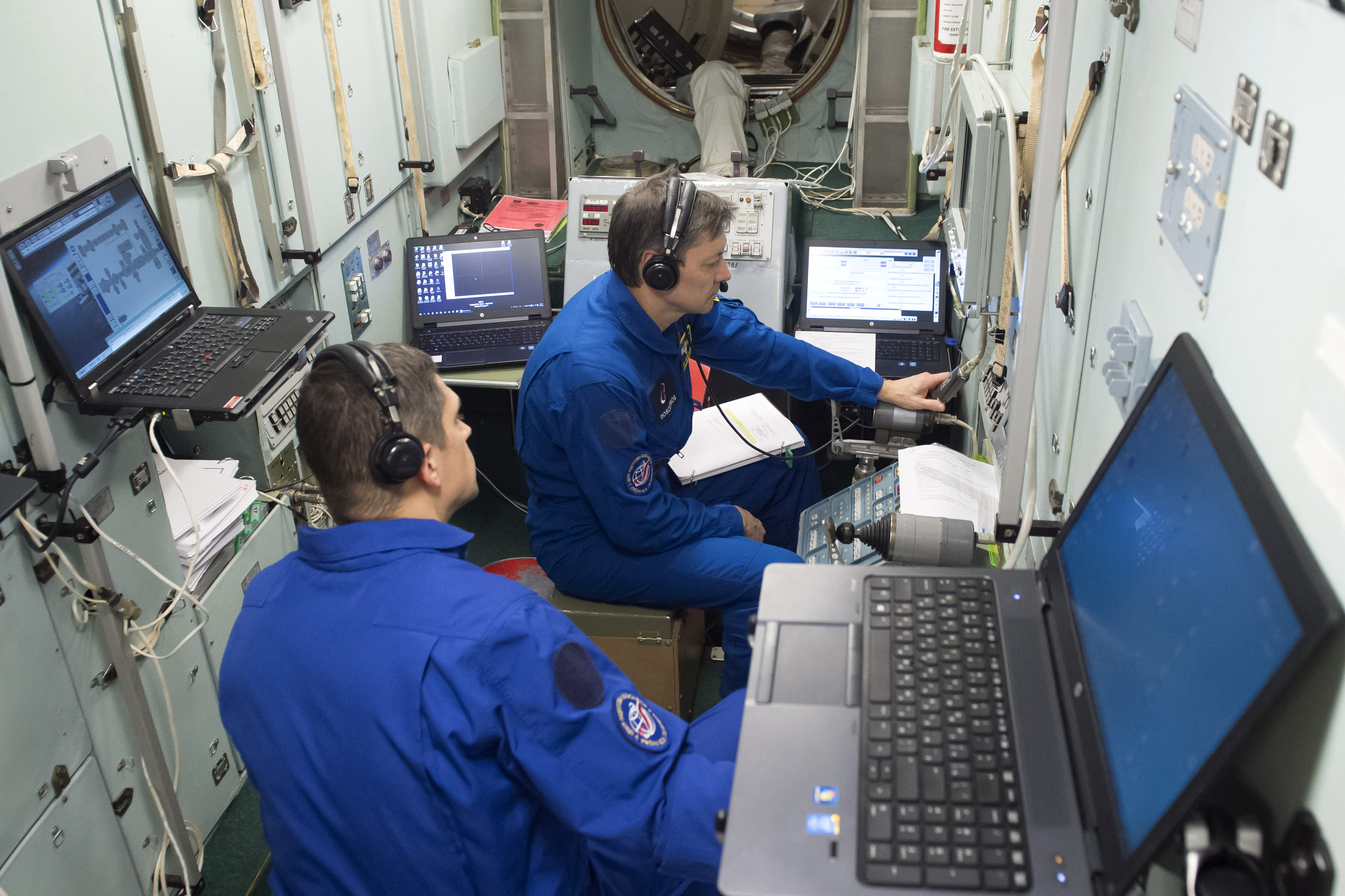 0 в world of tanks. Экипаж на станции мкс. Экипаж космонавтов на мкс сейчас. Алексей чадов пилот. Экипаж мкс сейчас на орбите.