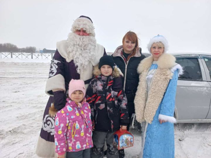 В Кощаково с подарками к детям пришли Дед Мороз и Снегурочка