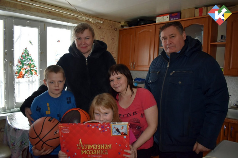 Ирина Саблукова (слева) подарила баскетбольный мяч мальчику Диме из Мокроусово