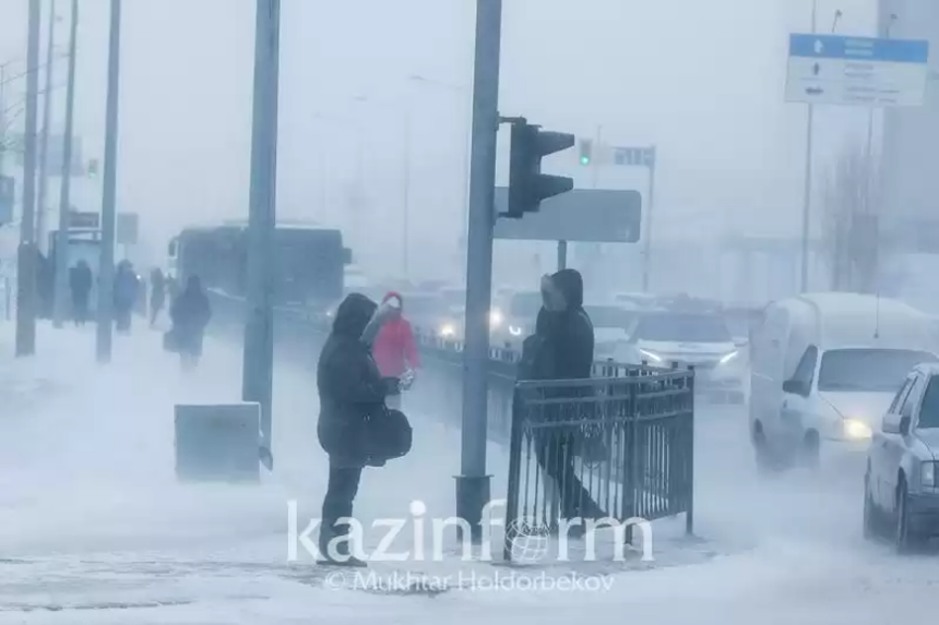 Жаңаөзен ауа райы. Сильный ветер со снегом. Штормовое предупреждение объявлено в Северном Казахстане. Ветер в январе. Трехметровые сугробы в Казахстане.