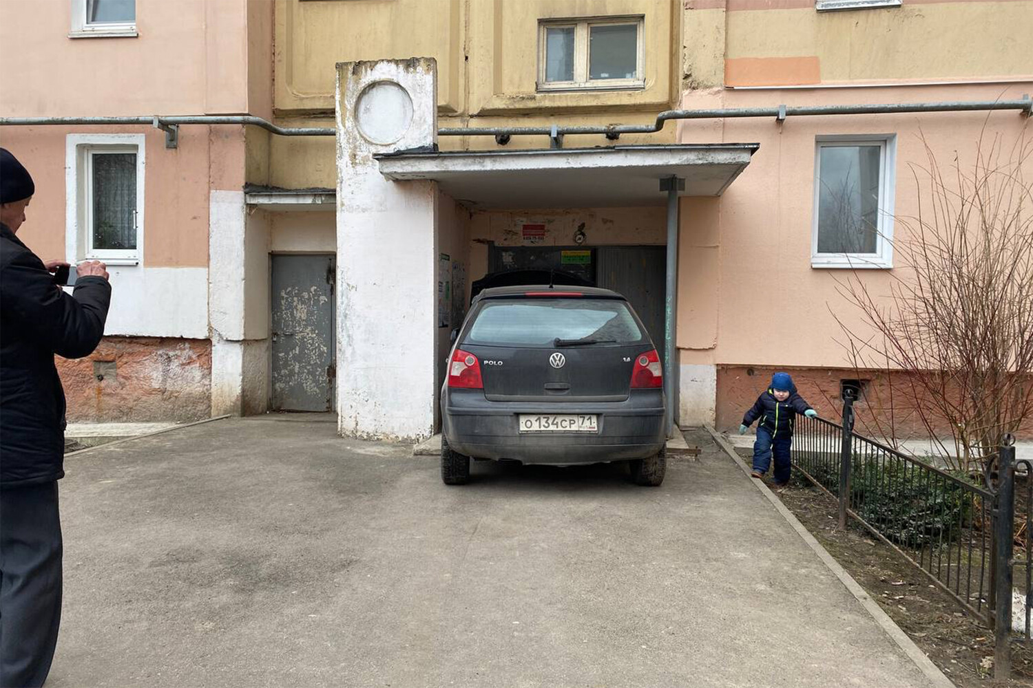 Машина в подъезде