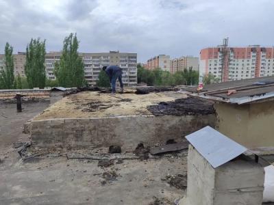 В Саратове капитально ремонтируют кровлю поликлиники на Антонова
