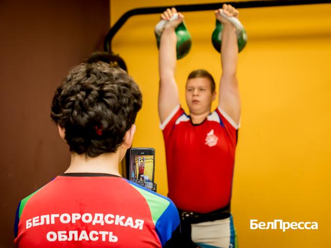 Поднять, порвать и потолкать. Как в Белгороде тренируются гиревики - Изображение 