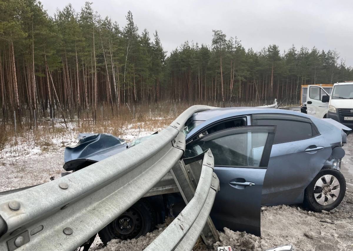 Оба автомобиля въехали в барьерное ограждение.