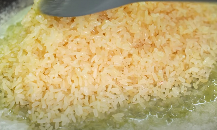 Сковорода с морепродуктами в сливочном соусе. Слипшийся рис. Какой купить рис чтобы был рассыпчатый. Рис. Рассыпчатый рис пропорции.