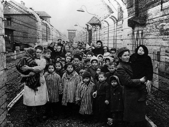 Советские врачи и представители Красного Креста с детьми-заключенными лагеря Освенцим