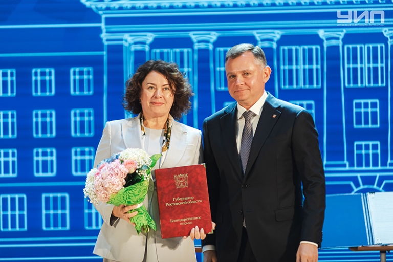 На фото: чествование сотрудников ДГТУ - награда от губернатора Ростовской области Юрия Слюсаря