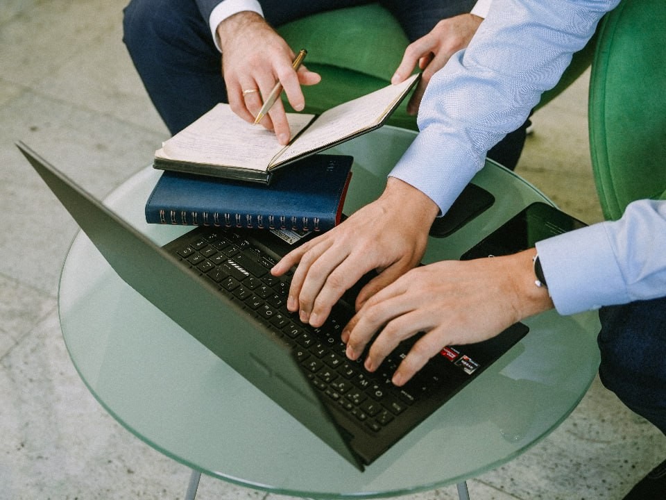 Коллега или конкурент? Почему «идеальный» нейросотрудник не способен заменить живого человека