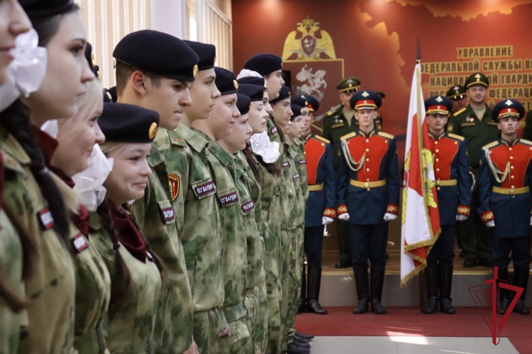 Начальник Управления Росгвардии по Амурской области генерал-майор полиции Виталий Харчёв поздравил учащихся со вступлением в ряды кадетов Росгвардии