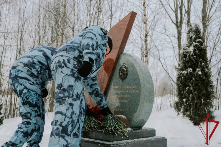 На Невском пятачке сотрудники и военнослужащие Росгвардии почтили память павших защитников Ленинграда