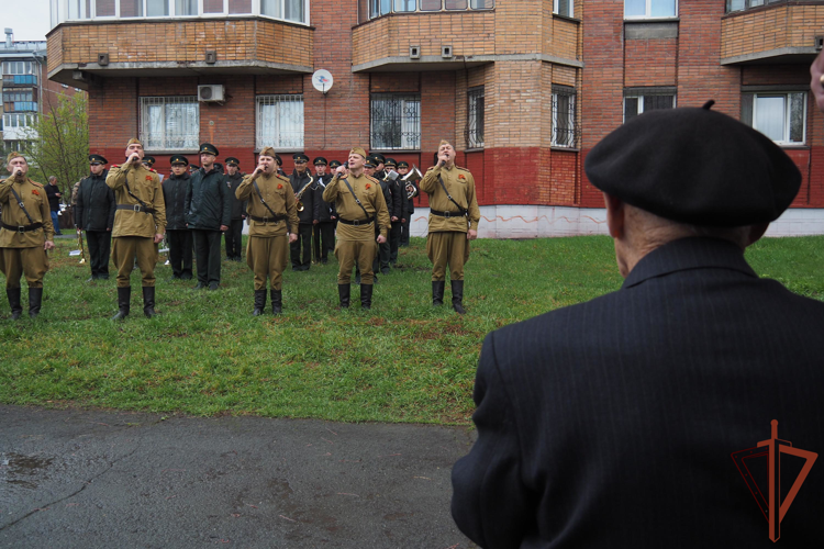 В Новосибирске Росгвардия поздравила ветерана Великой Отечественной войны в преддверии Дня Победы