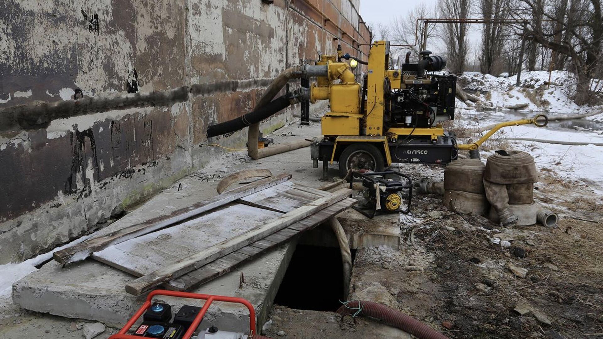 Старый оскол теплотрасса. Ремонт теплосетей. Теплотрасса мк. Коммунальные трубы. Ремонт теплосетей.