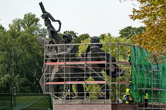 Снос памятника Освободителям Риги в Латвии
