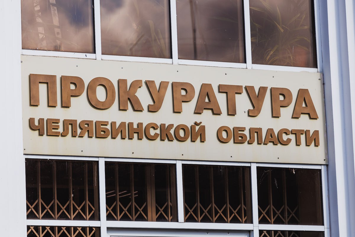 В Копейске пенсионеры разобрали гараж, чтобы вымостить кирпичом бесхозную дорогу