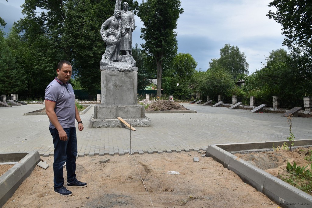 В городе Демидове масштабно благоустраивают воинские захоронения