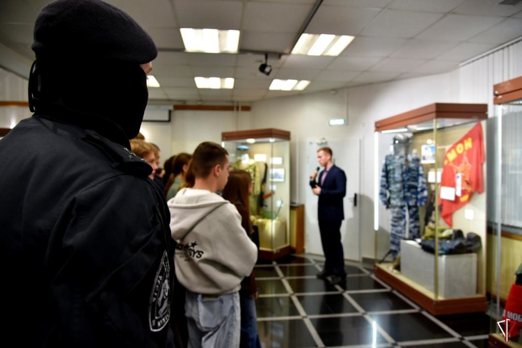 В Удмуртии спецназ Росгвардии принял участие в открытии выставки «Долг. Честь. Отвага», посвященной 75-летию подразделений специального назначения