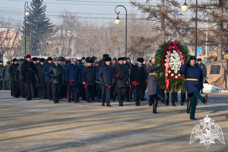 Руководители Росгвардии в Красноярске приняли участие в церемонии возложения цветов на мемориале Победы