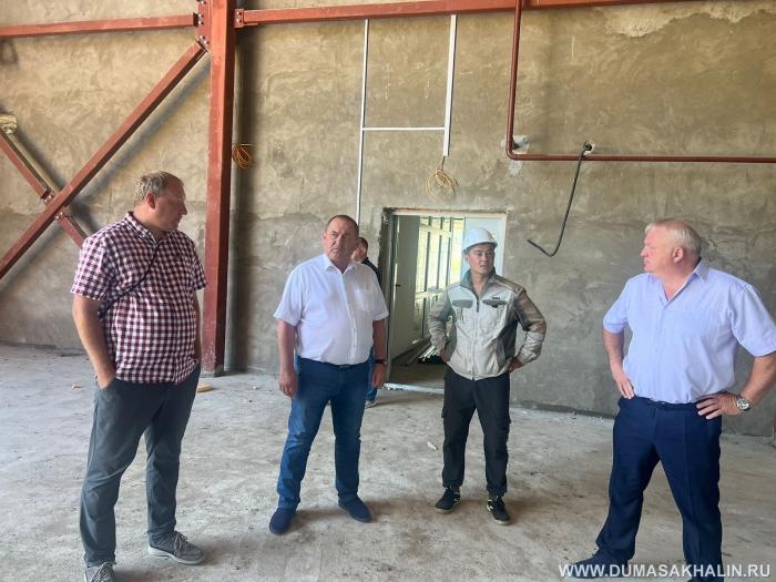Депутаты Сахалинской Облдумы проинспектировали строительство спортивного объекта на юге Сахалина