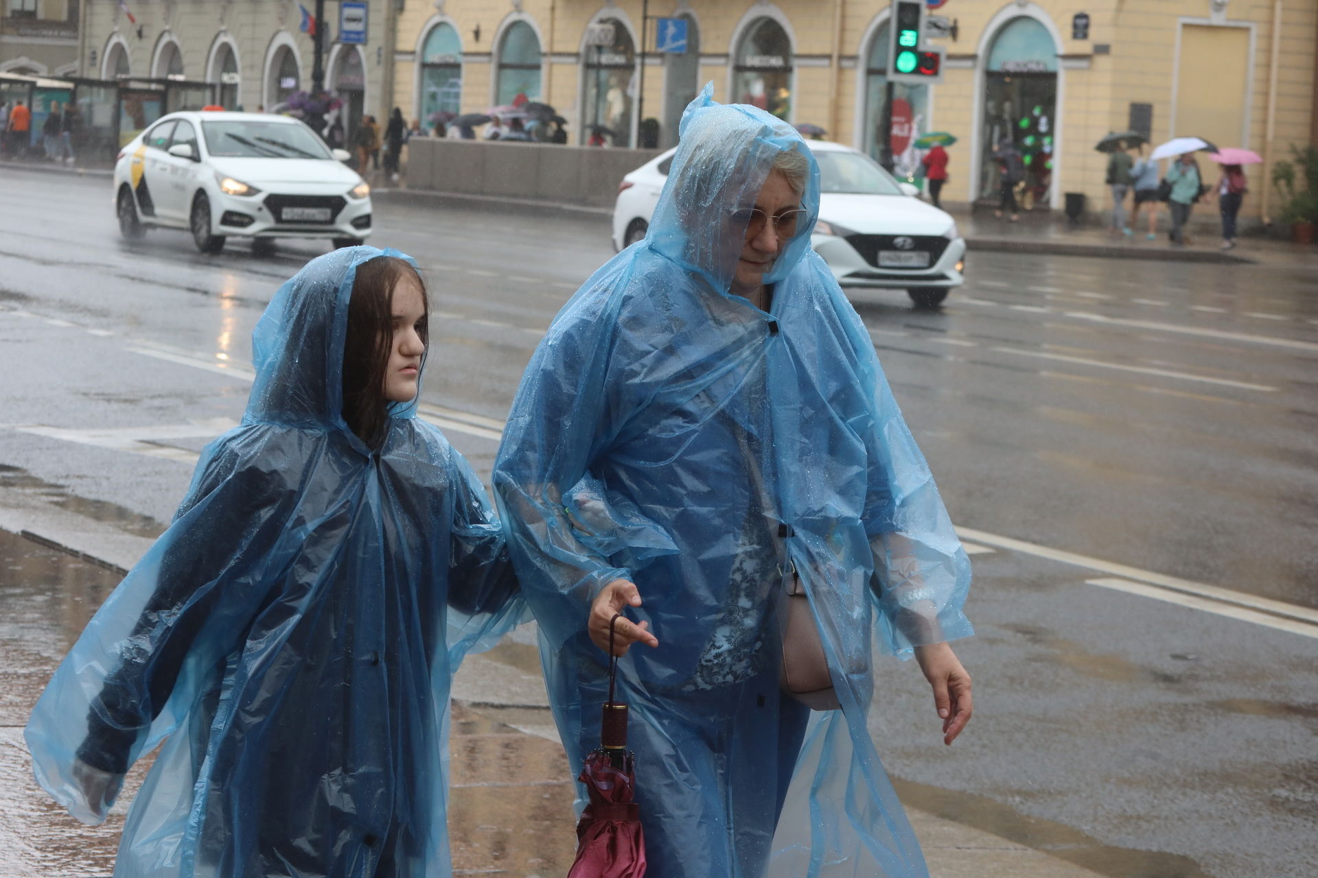 Когда начнется дождь в спб. Дождливая погода. Дождь в СПБ. Ливень в Питере. Туристы дождь.