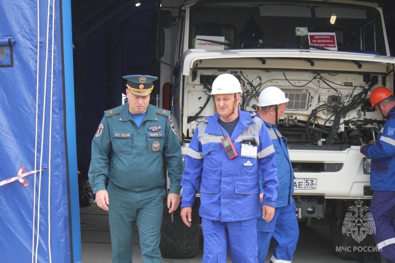 Начальник Главного управления МЧС России по Новгородской области Сергей Козырев оценил ход учений в Шимском районе