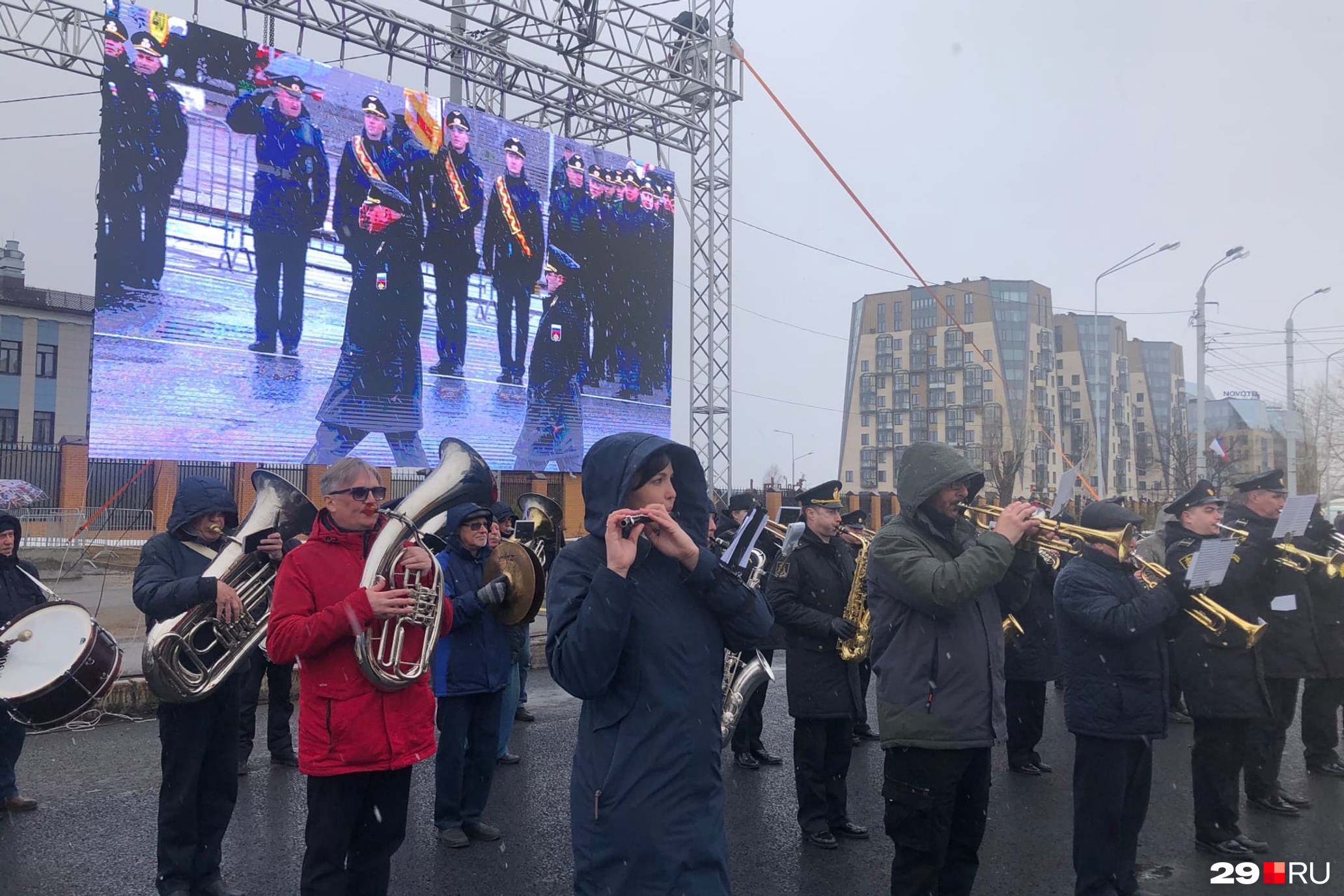 1 мая в архангельском. Репетиция парада Победы в Архангельске. Парад Победы Архангельск. 9 Мая день Победы Архангельск 2022. Оркестр на площади.