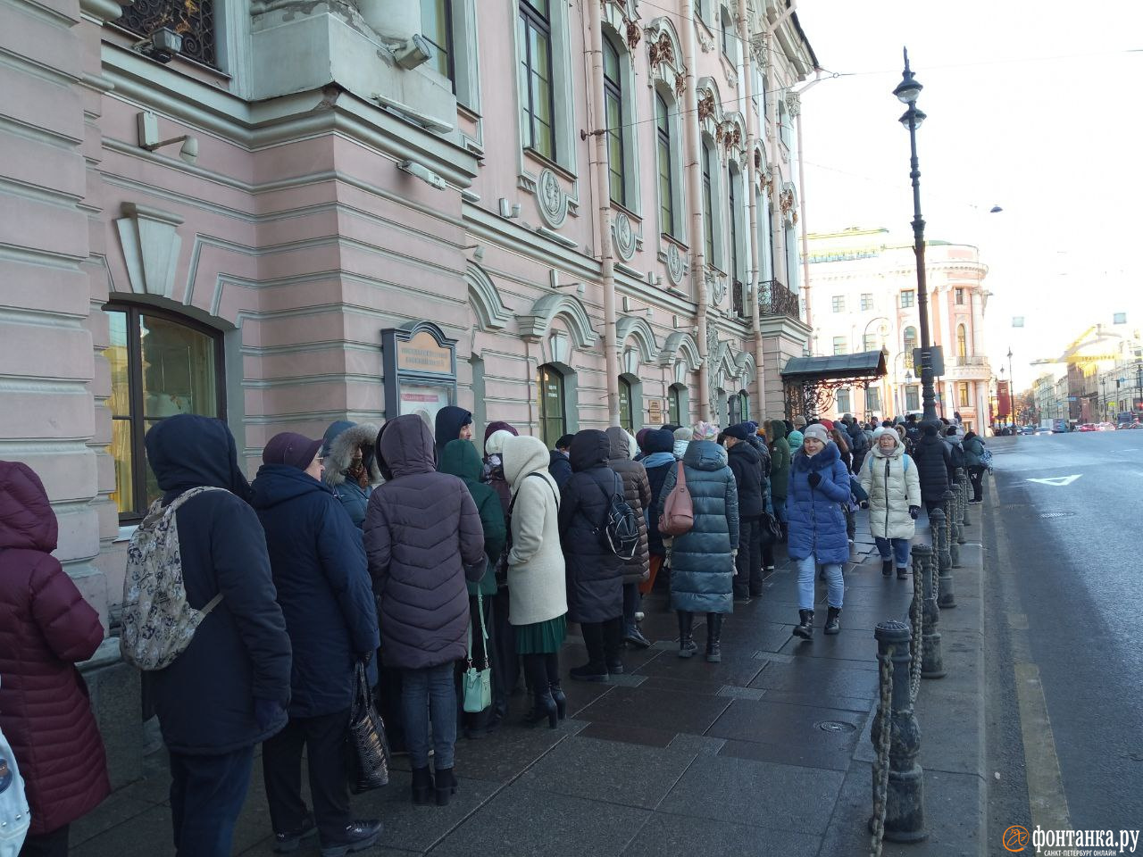 Питер бесплатное посещение. Длинная очередь. Очередь фото.