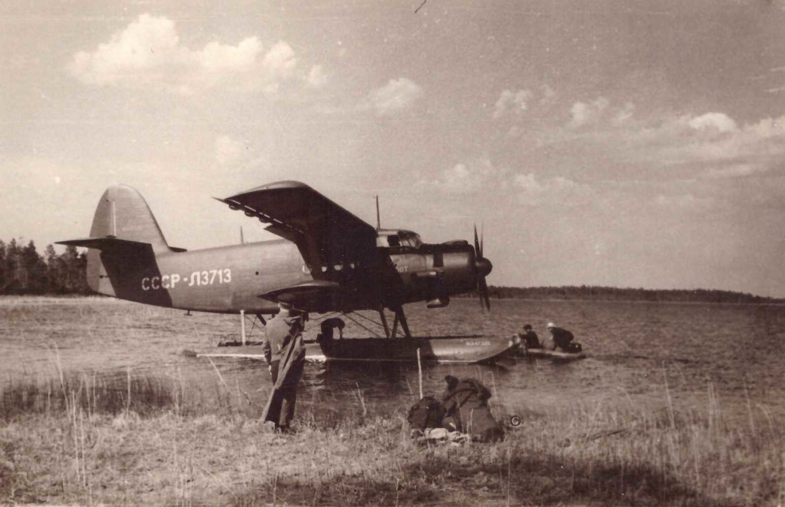 Загрузка оборудования в гидросамолёт. 1960 г. Из личного архива Ю.С. Копелева