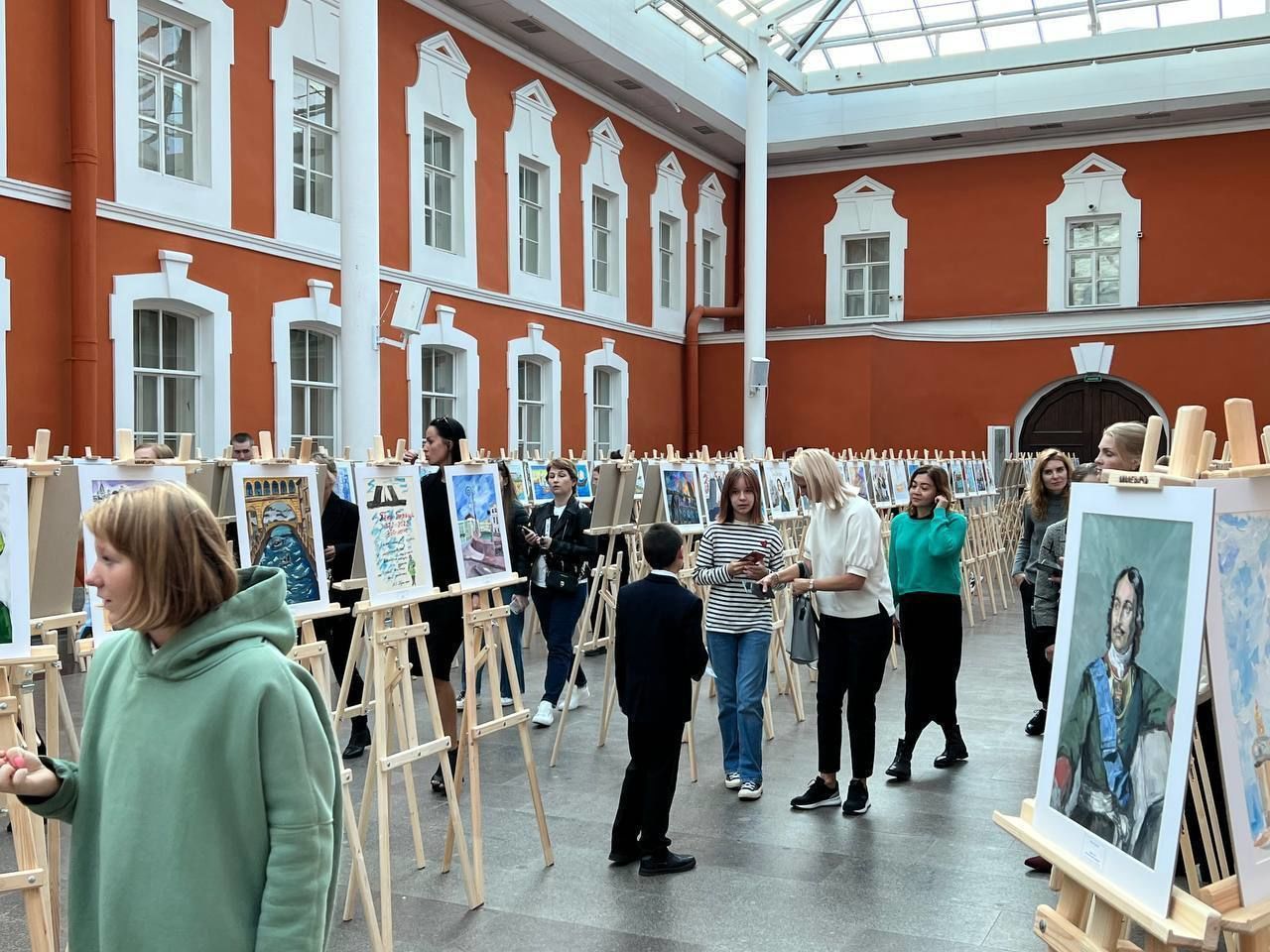 Выставки в городе санкт петербург. Петропавловская крепость выставки. Петровская выставка. Петровский пленэр выставка. Санкт-Петербург Петропавловская крепость Петровский плэнер.