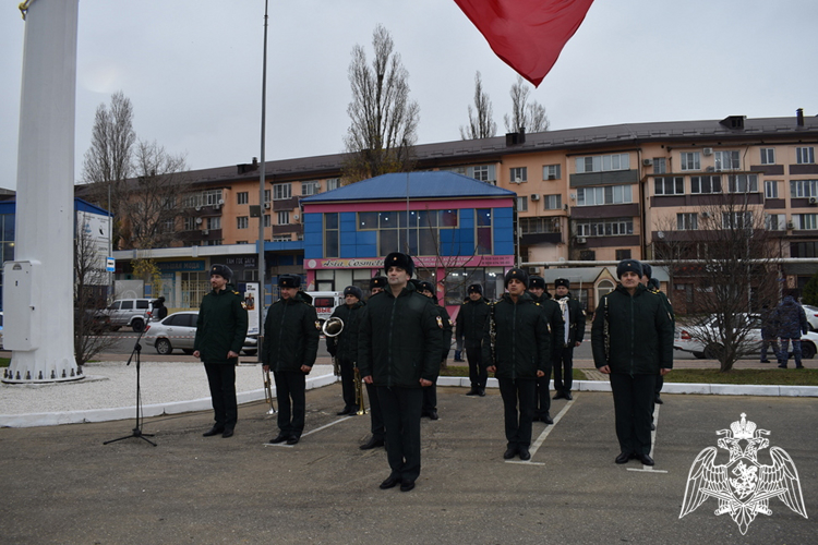 В Дагестане росгвардейцы приняли участие в патриотической акции «Равнение на флаг»