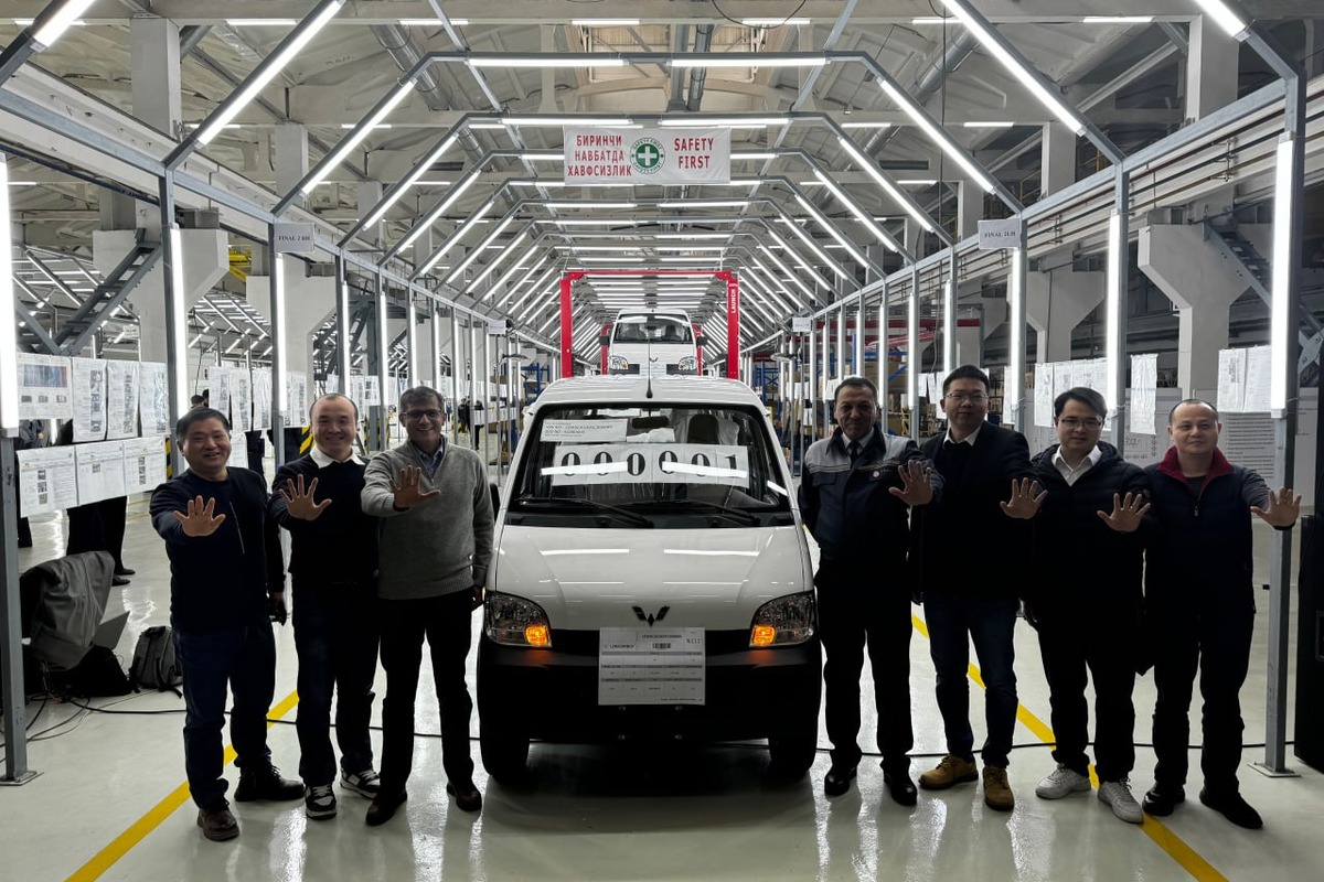 На заводе Asaka Motors началось производство минивэна Wuling N111 ...