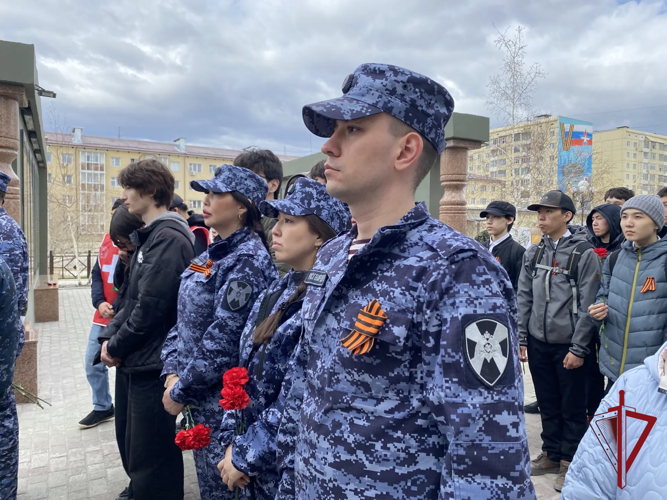 Росгвардейцы возложили цветы к памятнику якутскому снайперу 