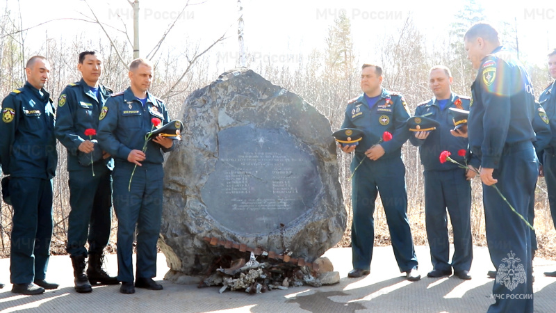 Сотрудники МЧС России и журналисты почтили память коллег, погибших 21 год назад при крушении вертолета МИ-26