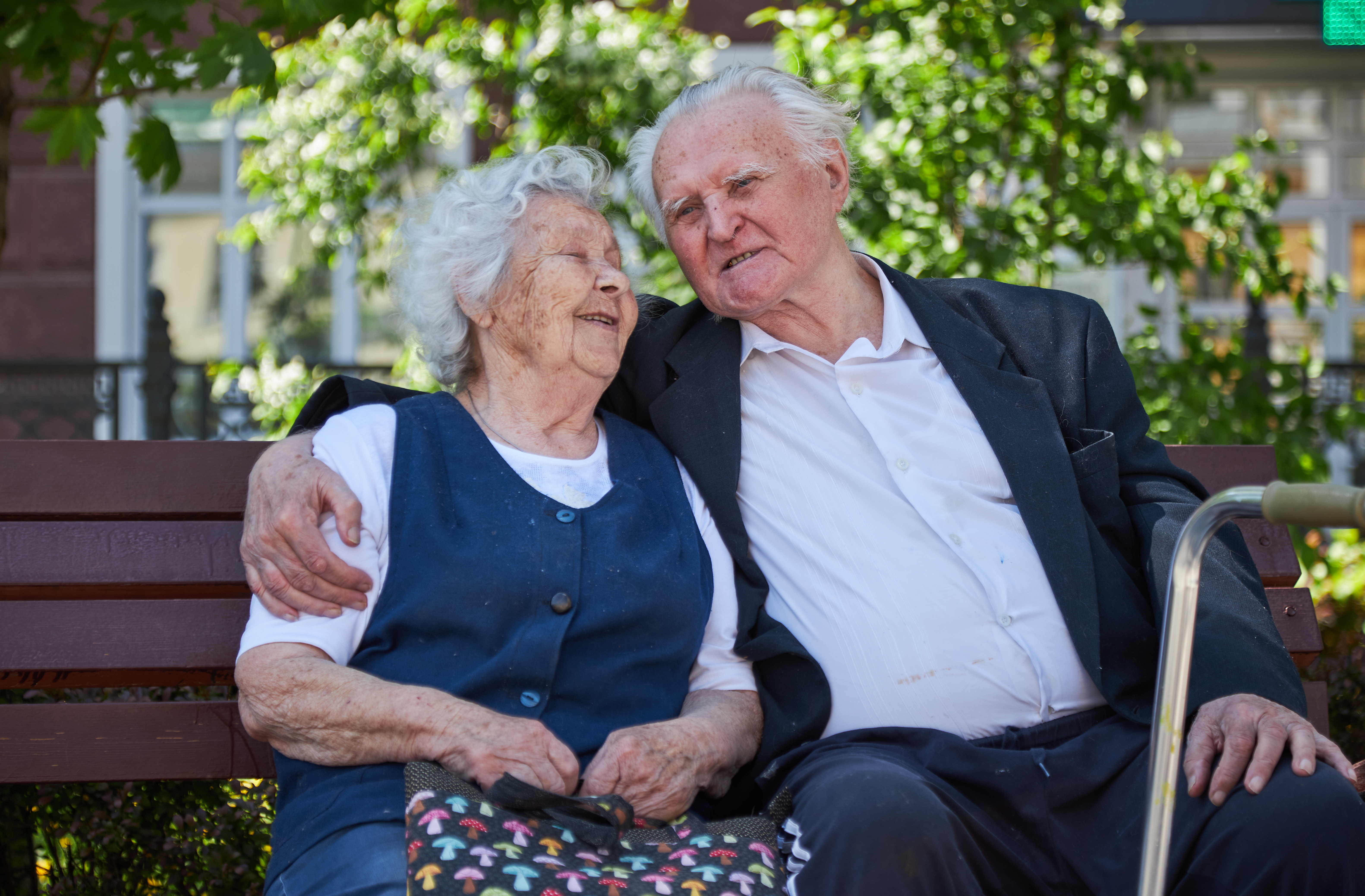 Пенсионер с деньгами. Деньги в руках пенсионера. 30 тысяч пенсионерам. Пенсионеры платежи. Пенсионерка рубли.