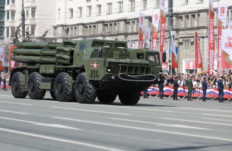 Алексей Текслер принял участие в торжественном построении, посвященном 80-й годовщине Победы в Великой Отечественной войне