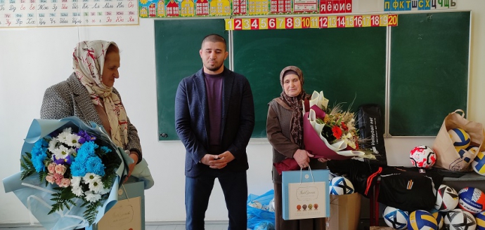 Абдулмуслим Абдулмуслимов поддержал акцию «Сделай подарок родной школе»