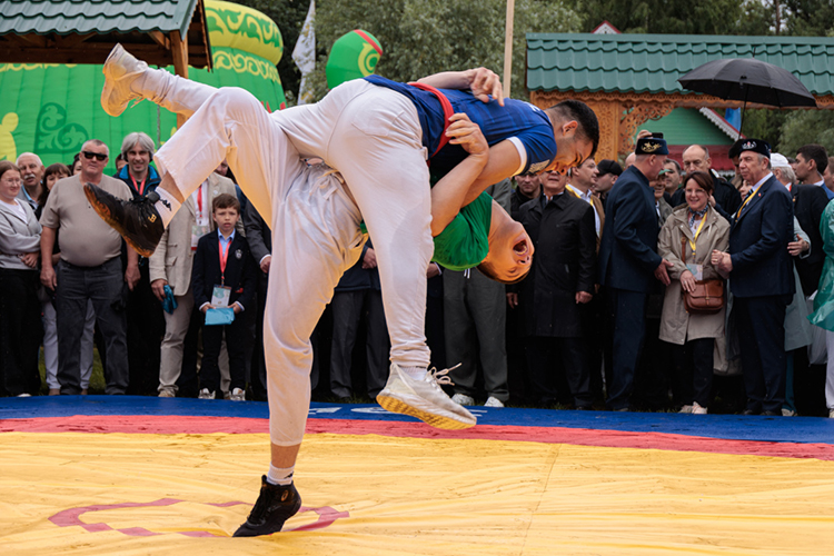 «Одно мучение с этими костюмами, которые еще и тяжело надевать. А где вообще написано в литературе, что именно так и надо?»