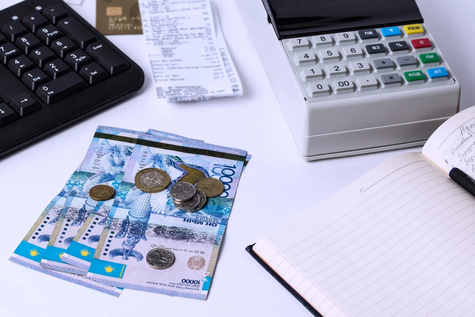 калькулятор тенге. калькулятор денег казахстан. экономика казахстана. деньги тенге. тенге кредит.