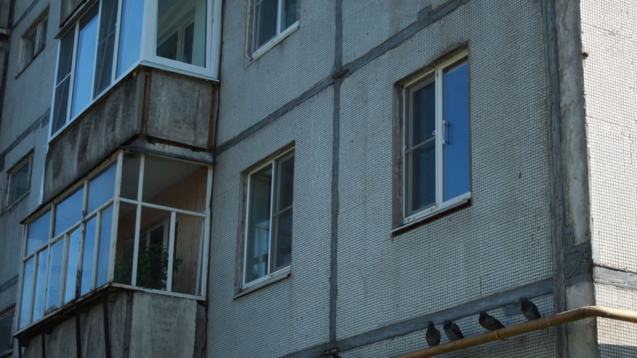 Петербуржец выпал с балкона после того, как жена заперла его в квартире на улице Шостаковича