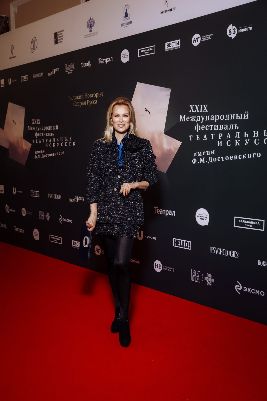 На подмостках: Юлия Хлынина, Олеся Судзиловская и Михаил Пореченков