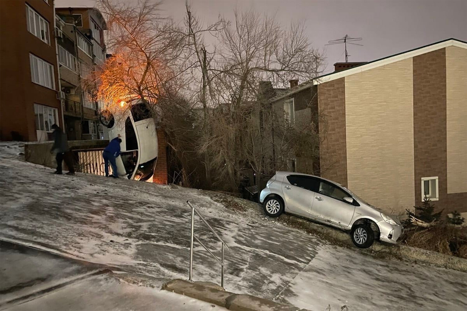 Свежие новости владивостока. Машина во дворе. Ледяной шторм во Владивостоке. Машина во льду. Русский двор.