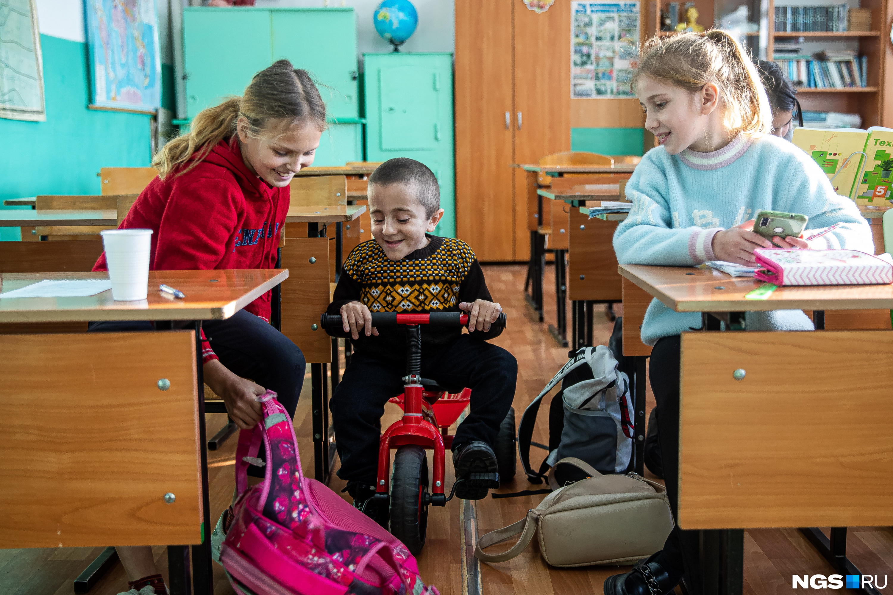 В школе он обычный. Фото особенные дети в классе. Начальная школа картинки.