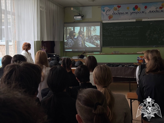 Учащиеся старшего звена ивановской школы № 18 узнали об особенностях службы в Росгвардии