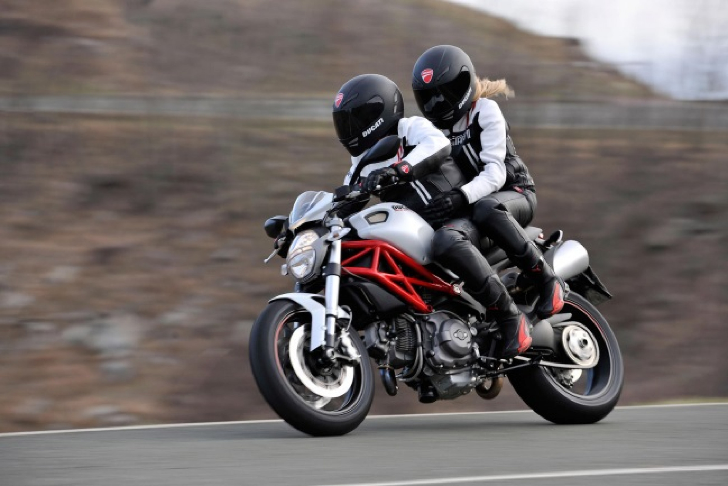 Как кататься на мотоцикле. Дукати монстр 796. Ducati Monster 796 2013. Ducati Monster 696. Ducati Monster 796 с пассажиром.