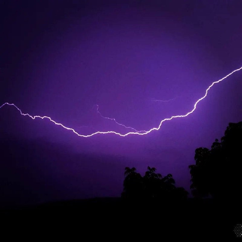 Фиолетовая молния эстетика. Движение молния. Движение молния. Разряд молнии. Анимированная молния.