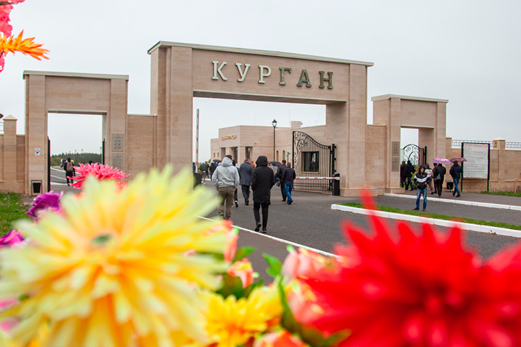 Что касается управления по организации ритуальных услуг, то за счет выделенных бюджетом 146 млн рублей компания Строкина ведет работы по реконструкции и благоустройству дорожек и тропинок (общая площадь — 19 тыс. кв. м) в новом похоронном комплексе «Курган»