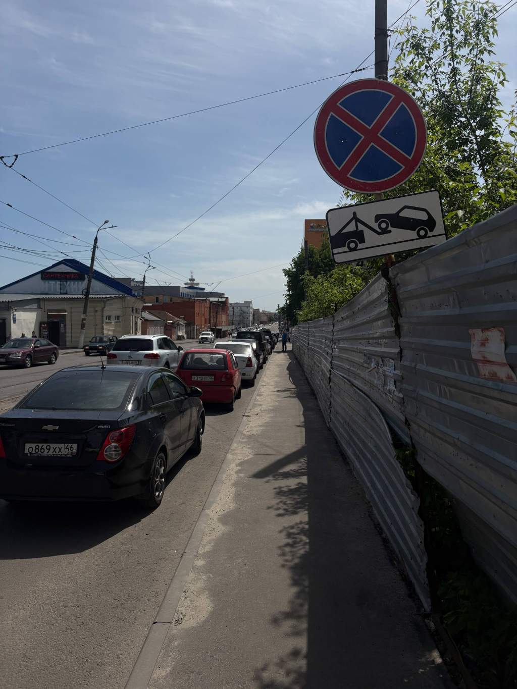 Агрессивный водитель едва не напал на фотографа из-за парковки в центре Курска