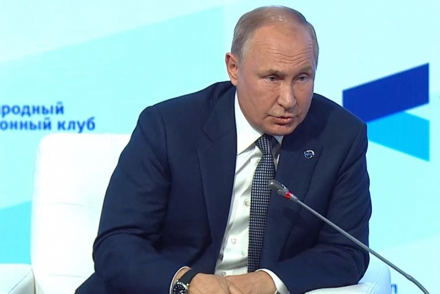 Президент России Владимир Путин на пленарном заседании международного дискуссионного клуба «Валдай»
