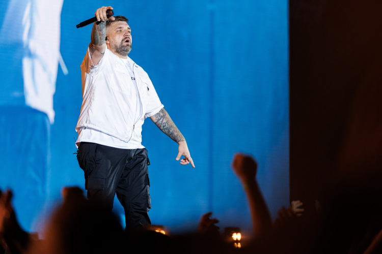 Разумеется, под «Выпускной» все плакали, на «Сансаре» — зажигали фонарики на телефоне